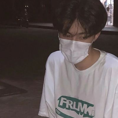 2025最火男生头像高冷