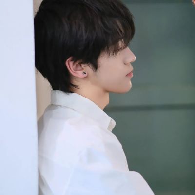 2025最火男生头像高冷