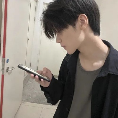 2025干净阳光的男生头像