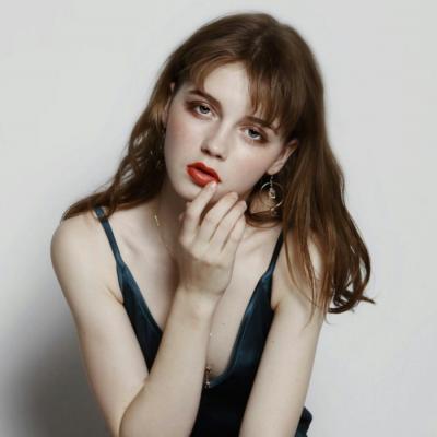 2025年最火的欧美女生头像图片