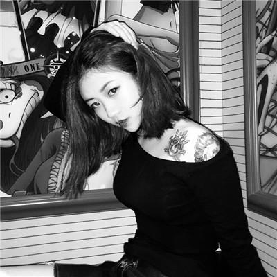 2025女生伤感颓废黑白头像图片