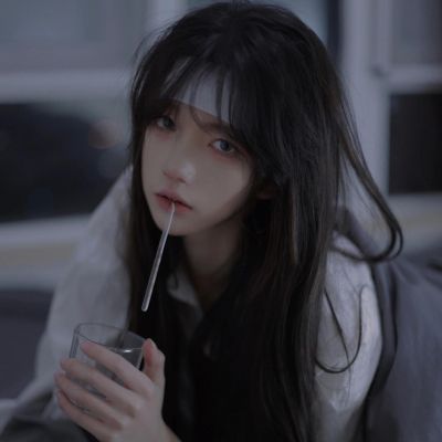 藏满破碎心事的暗黑系女生头像图片