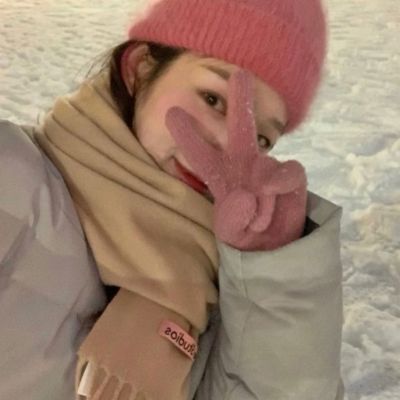冬日雪景下的浪漫女生头像
