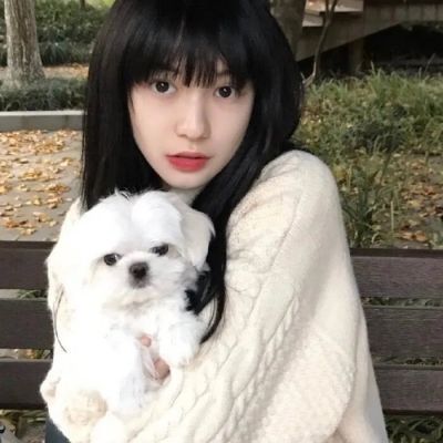 女头抱宠物