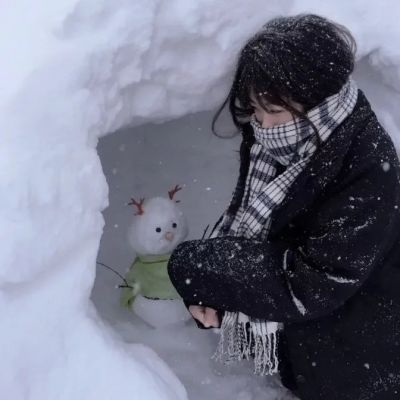 冬日雪景下的浪漫女生头像