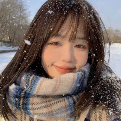 冬日雪景下的浪漫女生头像