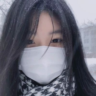 冬日雪景下的浪漫女生头像