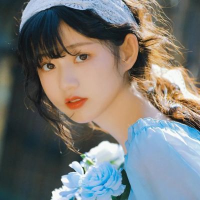 搭配花朵元素超好看的甜美女生头像
