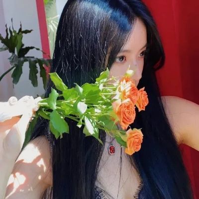 搭配花朵元素超好看的甜美女生头像