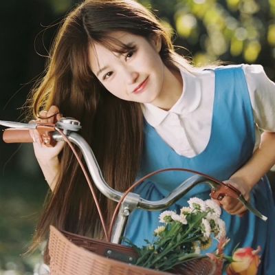 搭配花朵元素超好看的甜美女生头像