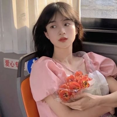 搭配花朵元素超好看的甜美女生头像