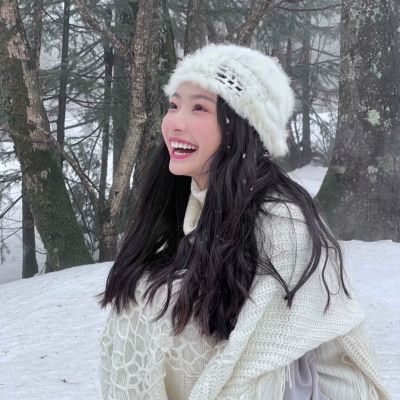冬日雪景下的浪漫女生头像