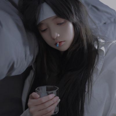 藏满破碎心事的暗黑系女生头像图片