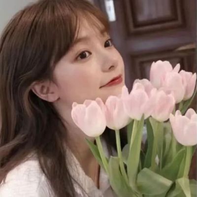 搭配花朵元素超好看的甜美女生头像