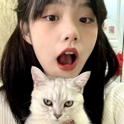 女头抱宠物