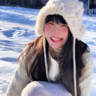 冬日雪景下的浪漫女生头像