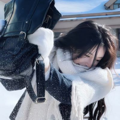 冬日雪景下的浪漫女生头像