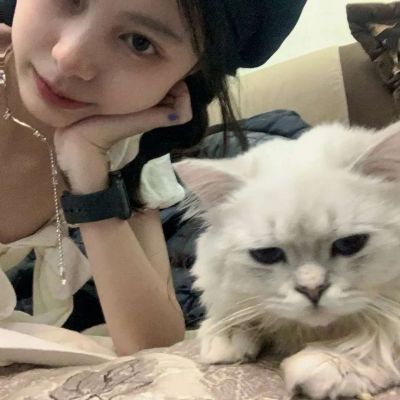女头抱宠物