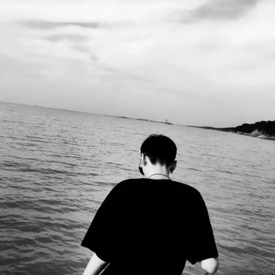 高级氛围感男生头像