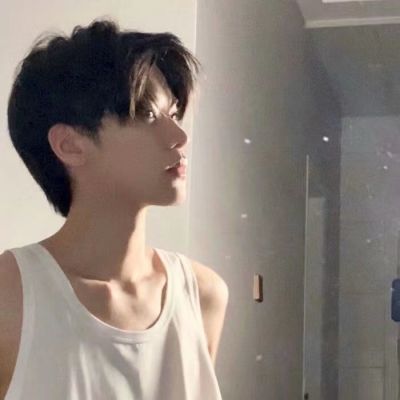 高级氛围感男生头像