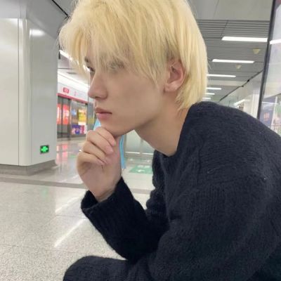 高级氛围感男生头像