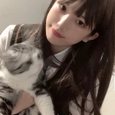 软萌可爱抱猫女生头像