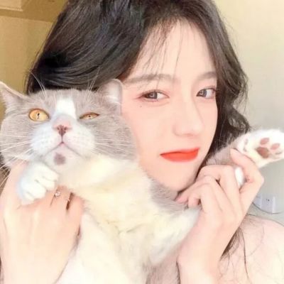 可爱抱萌宠温柔女生头像