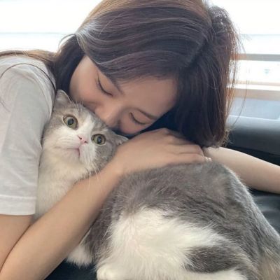 可爱抱萌宠温柔女生头像