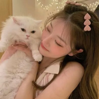 软萌可爱抱猫女生头像