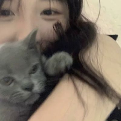 软萌可爱抱猫女生头像
