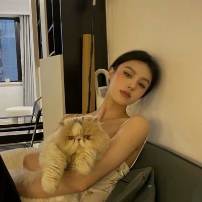 可爱抱萌宠温柔女生头像