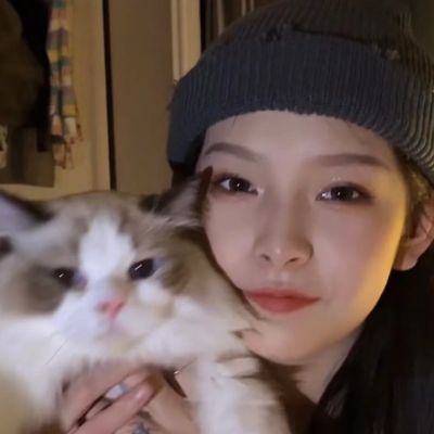 软萌可爱抱猫女生头像