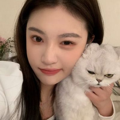 可爱抱萌宠温柔女生头像