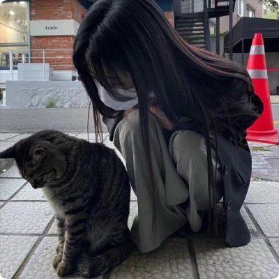 抱萌宠的可爱女头