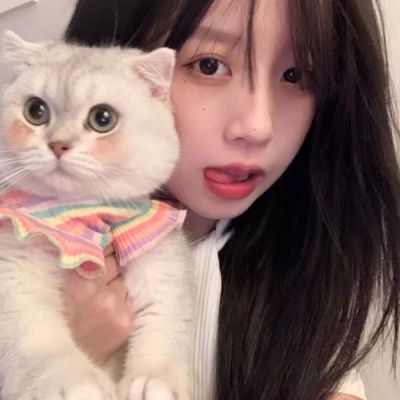 抱萌宠的可爱女头