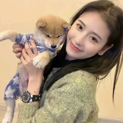 抱萌宠的可爱女头