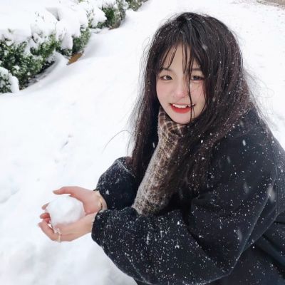 2026冬天雪中真人女生头像