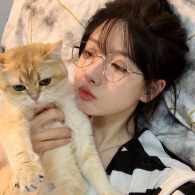 抱萌宠的可爱女头