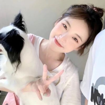 抱萌宠的可爱女头