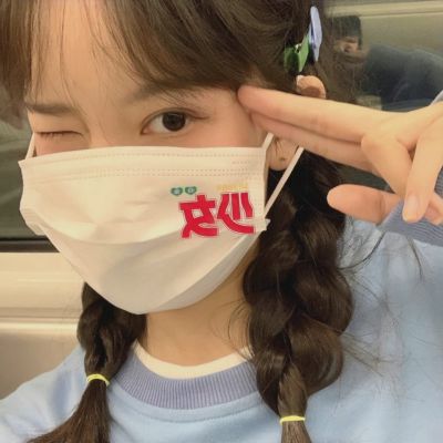 甜酷戴口罩女生微信头像