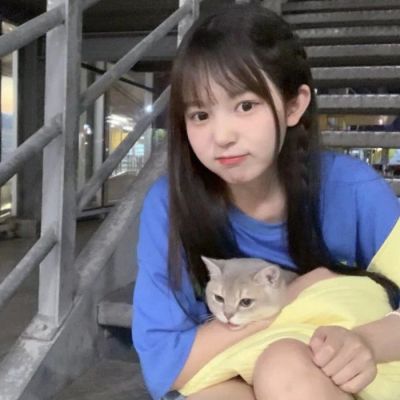 抱萌宠的可爱女头