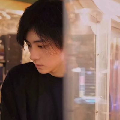 氛围感十足的帅气男生真人头像