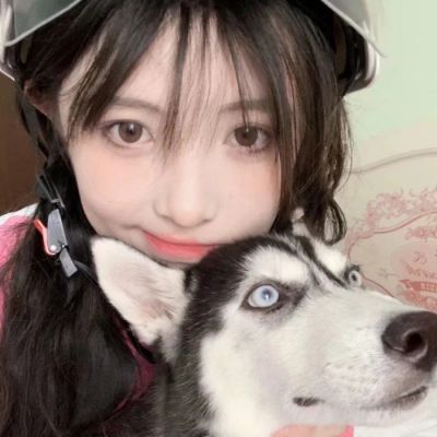 抱萌宠的可爱女头