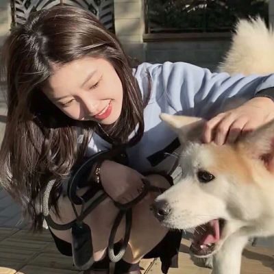 抱萌宠的可爱女头