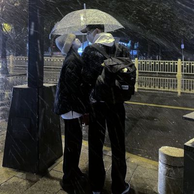 雪天情侣头像一左一右