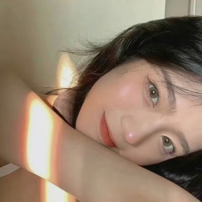 2025年时尚成熟女生的头像图片