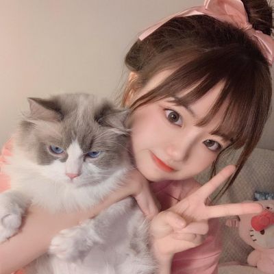 2025抱猫女生头像图片