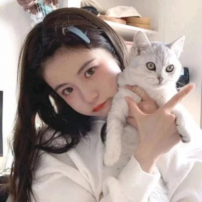 2025抱猫女生头像图片