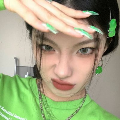 2025年时尚成熟女生的头像图片