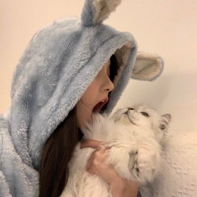 2025抱猫女生头像图片